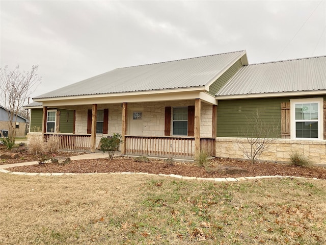 view of front facade with covered porch and a front yard