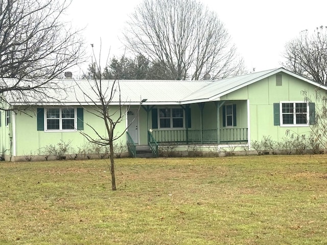 ranch-style home featuring covered porch and a front yard