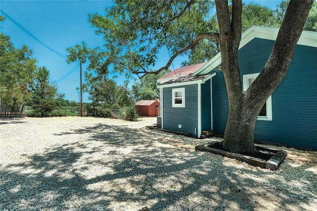 view of yard with an outdoor structure