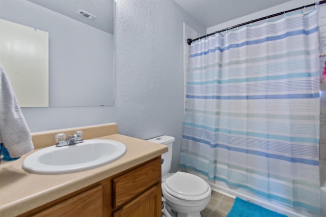 full bathroom featuring shower / tub combo with curtain, vanity, and toilet