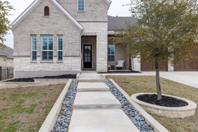 view of front of house featuring a front lawn