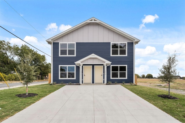 view of front facade featuring a front yard