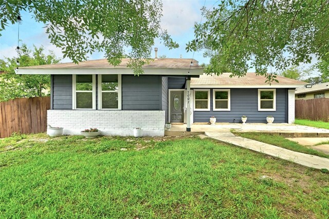 ranch-style home featuring a front yard