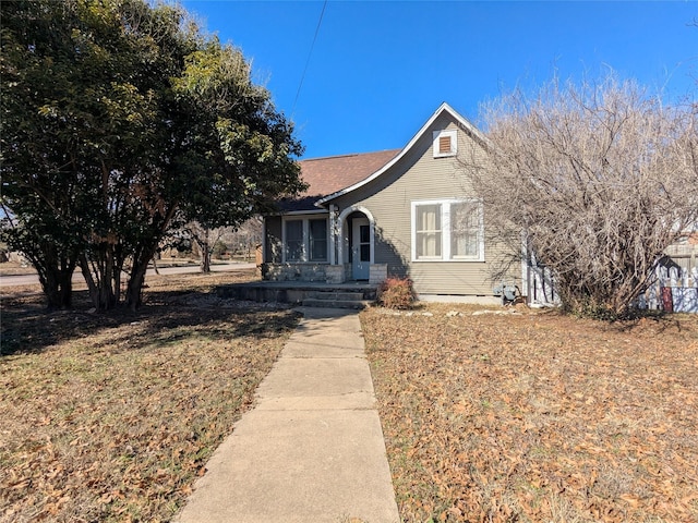 view of front facade featuring a front yard