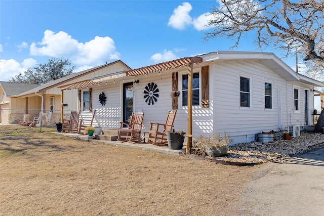 view of front facade featuring covered porch and a front lawn