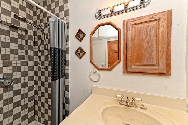 bathroom featuring a shower with curtain and sink