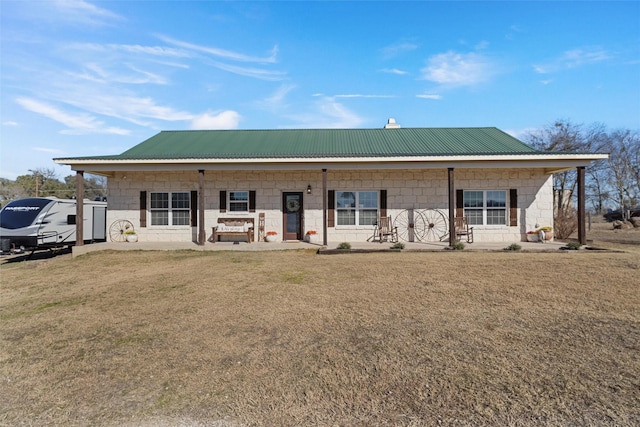 view of front facade with a front yard