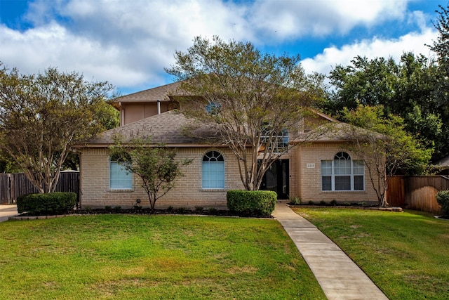 view of front of property featuring a front lawn