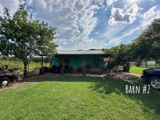 view of front of home featuring a front yard