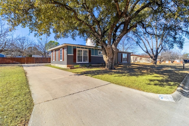 ranch-style house featuring a front yard