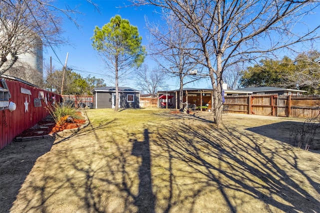 view of yard featuring a storage unit