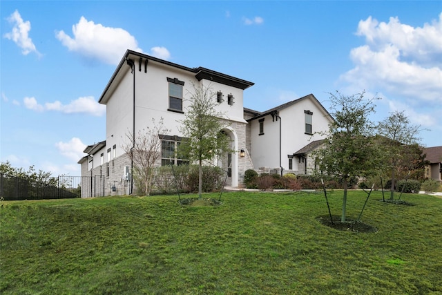 view of front of property featuring a front yard