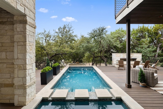 view of swimming pool featuring an in ground hot tub, an outdoor hangout area, and a deck