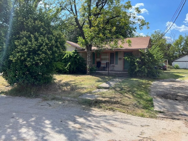 view of front of property featuring a porch and a front yard