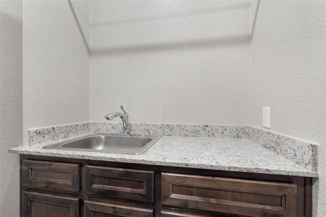 5204 La Terraza Ln, Killeen, TX 76549 - laundry room with a sink and a textured wall