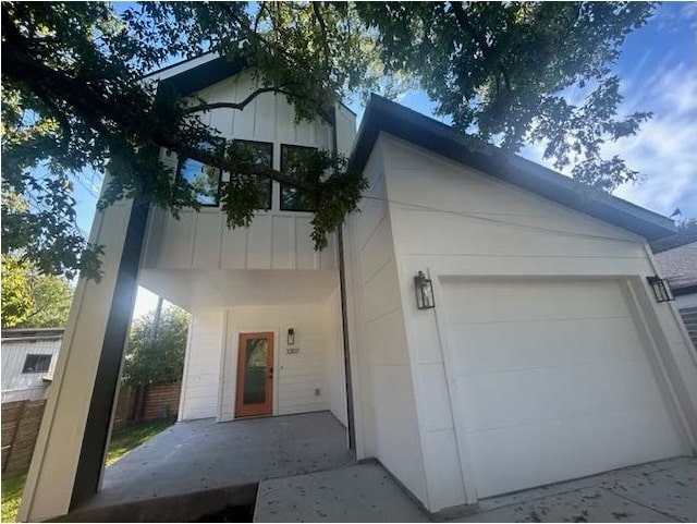 view of front facade featuring a garage