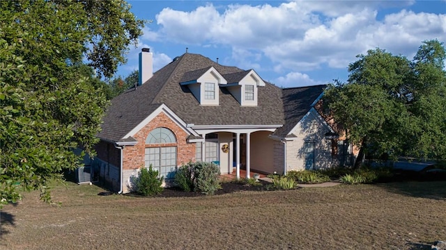 view of front of home featuring a front lawn