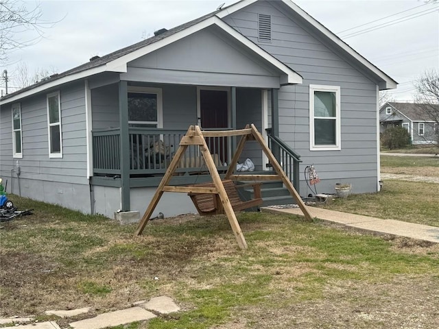 view of front facade with a front lawn