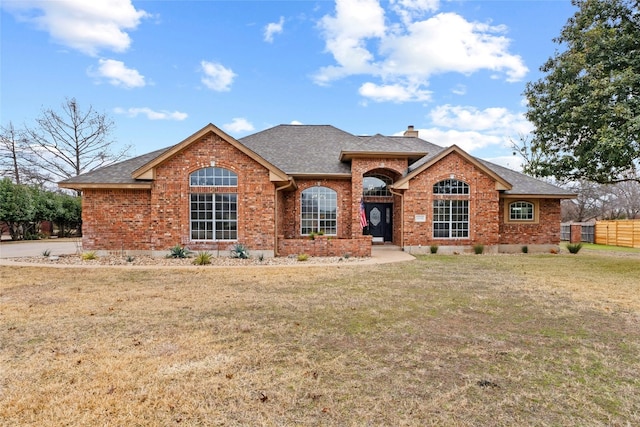 view of front of property featuring a front lawn