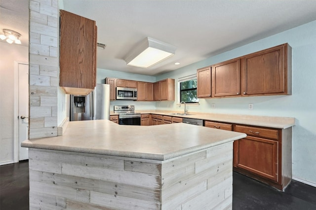 kitchen with sink, stainless steel appliances, and kitchen peninsula