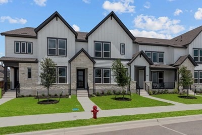 view of front facade featuring a front yard