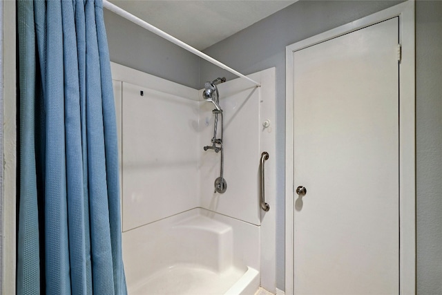 bathroom featuring a shower with shower curtain