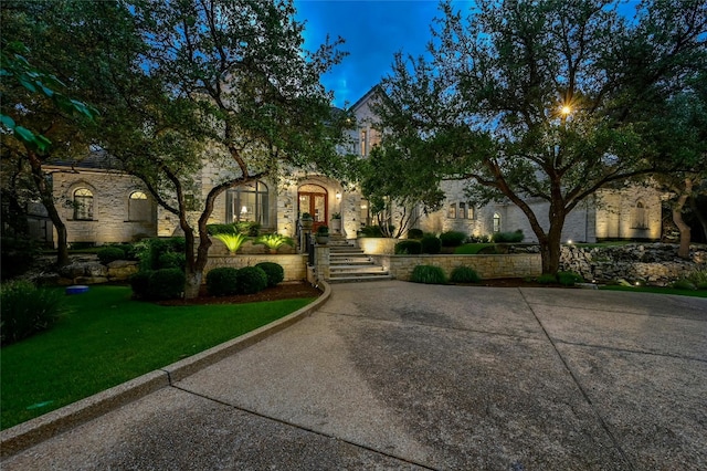 view of front of property featuring a front lawn