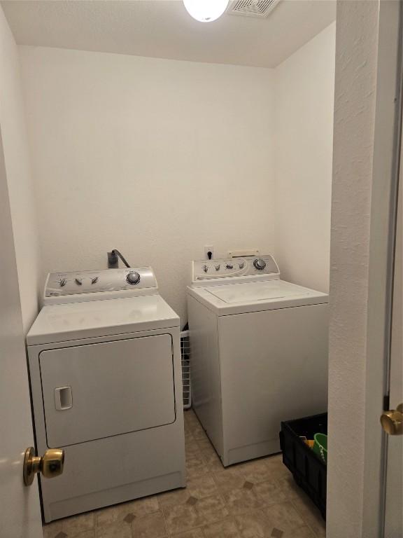 washroom featuring washing machine and clothes dryer