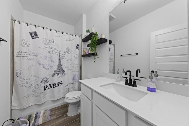 125 Jasmine Ln, Marble Falls, TX 78654 - bathroom featuring wood finish floors, toilet, vanity, and shower / bath combination with curtain