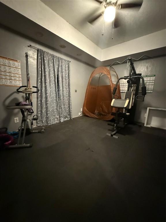 exercise room featuring ceiling fan