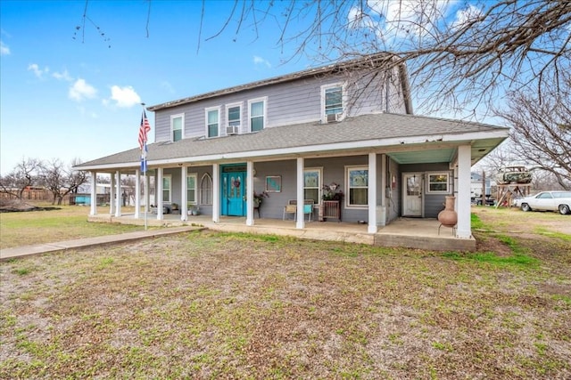 farmhouse inspired home featuring covered porch and a front lawn