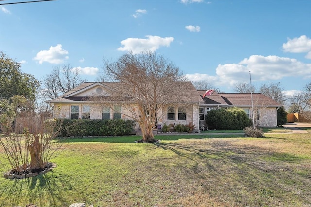 view of front of property with a front yard