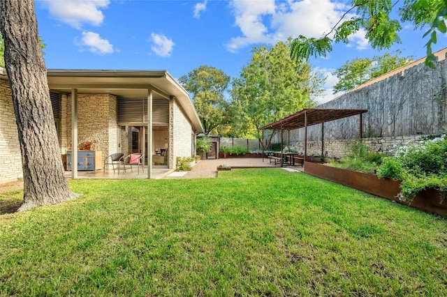 view of yard featuring a patio area