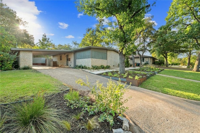 view of front facade featuring a carport and a front lawn