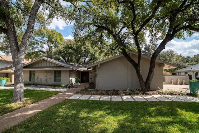 ranch-style house featuring a front lawn