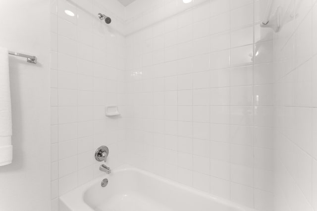 bathroom featuring tiled shower / bath