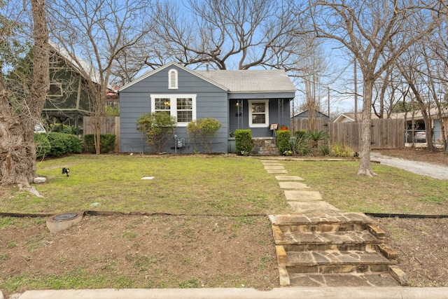 view of front facade featuring a front yard