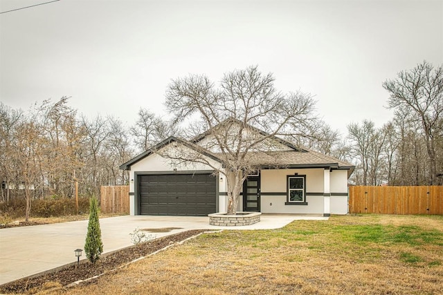 view of front facade featuring a garage and a front yard