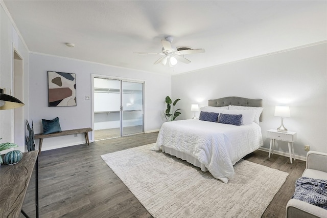 bedroom with a closet, ornamental molding, dark hardwood / wood-style floors, and ceiling fan