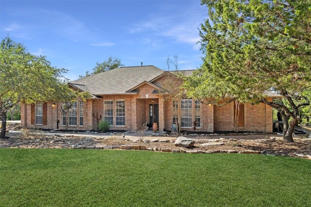 view of front facade with a front lawn