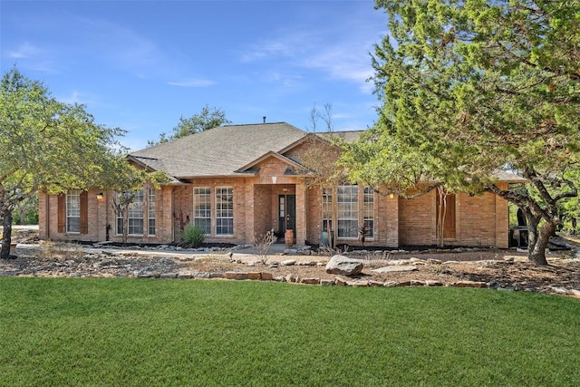 view of front facade featuring a front yard