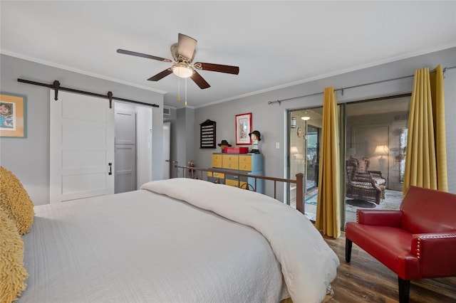 bedroom featuring hardwood / wood-style flooring, ornamental molding, a barn door, and ceiling fan