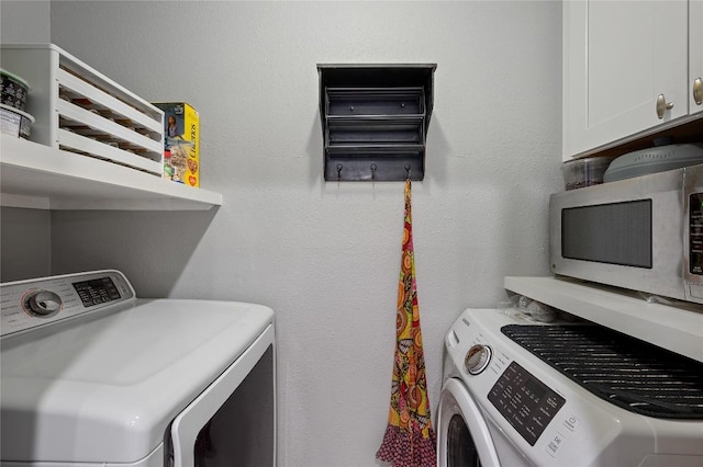 laundry room with cabinets and independent washer and dryer