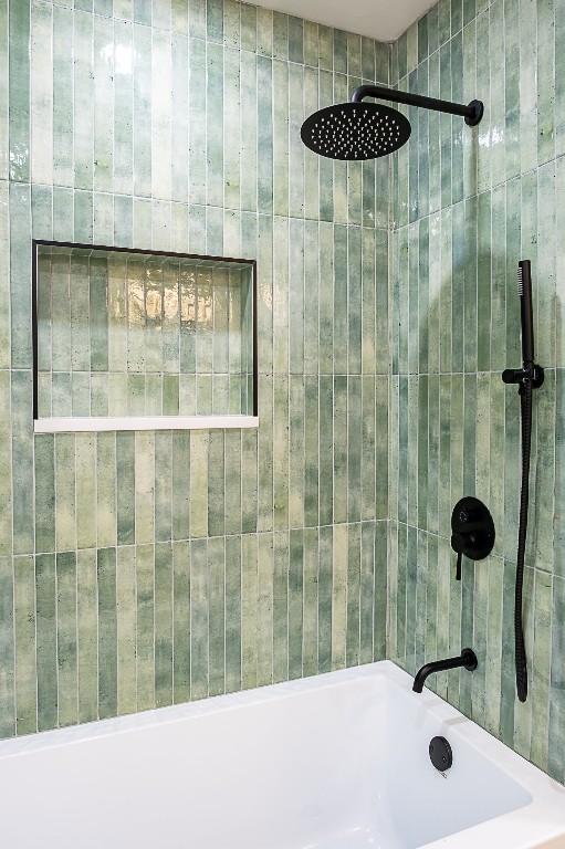 bathroom with tiled shower / bath combo