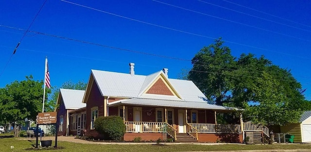 view of front facade with a porch and a front lawn