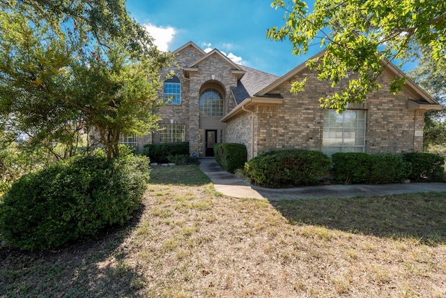 view of front facade featuring a front yard