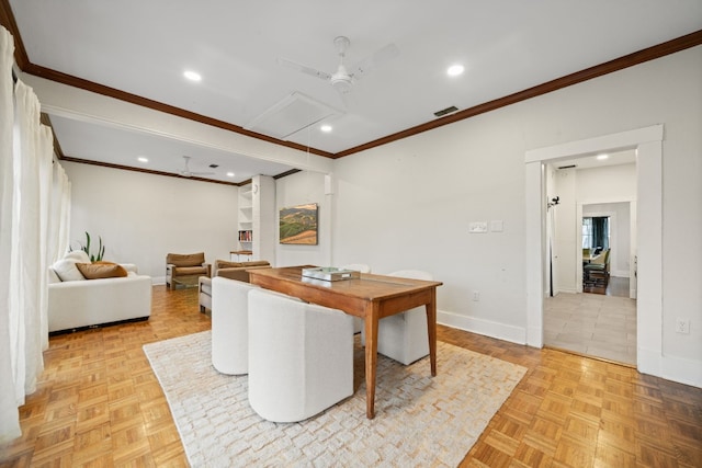 dining area featuring light parquet floors, ornamental molding, and ceiling fan