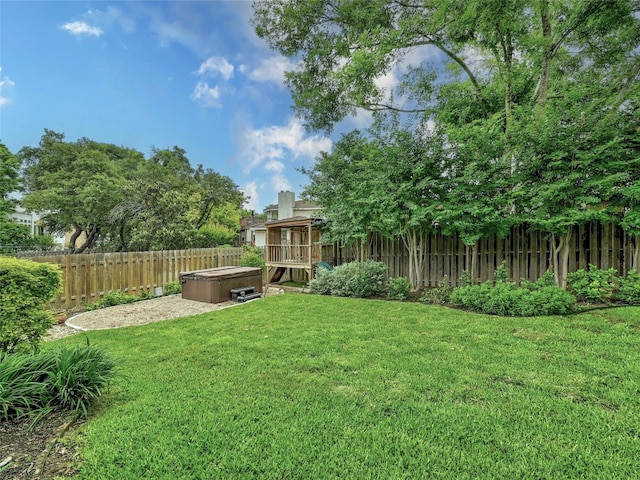 view of yard featuring a hot tub