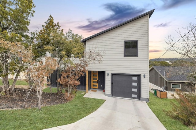 view of front facade featuring a yard and a garage