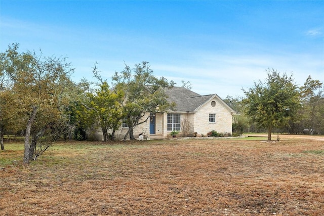 view of front of house featuring a front yard